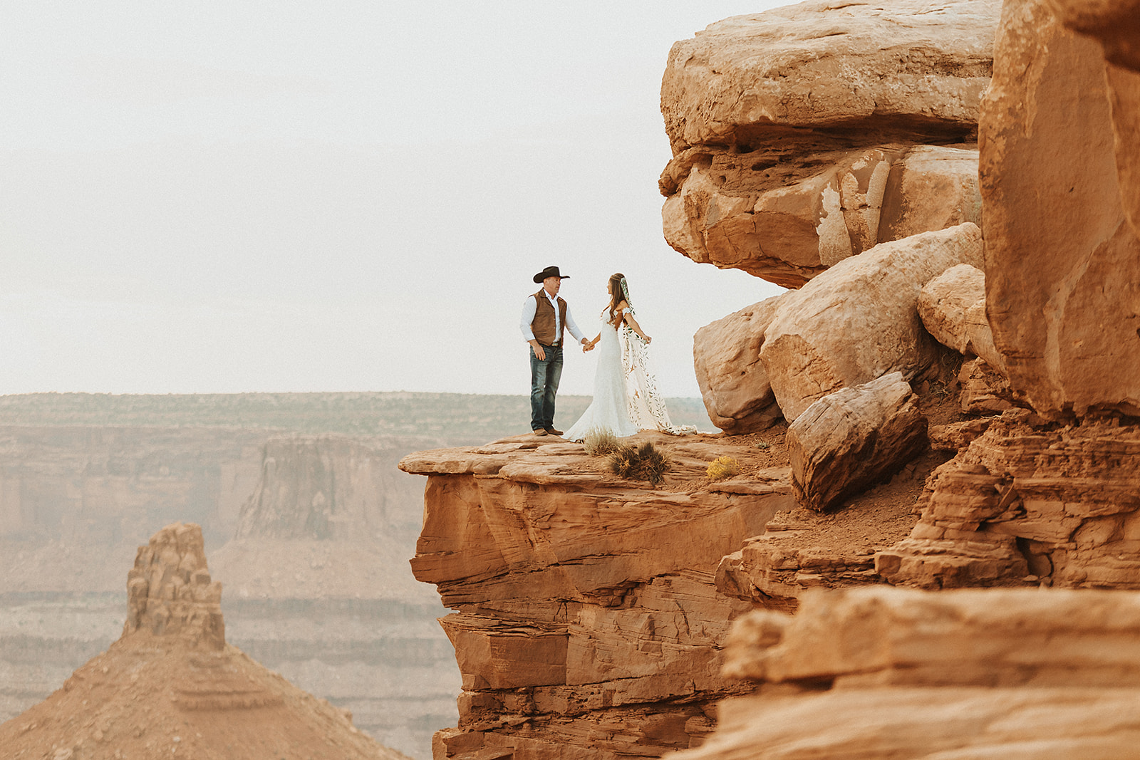 A couple eloping in Dead Horse Point State Park near cliffs.