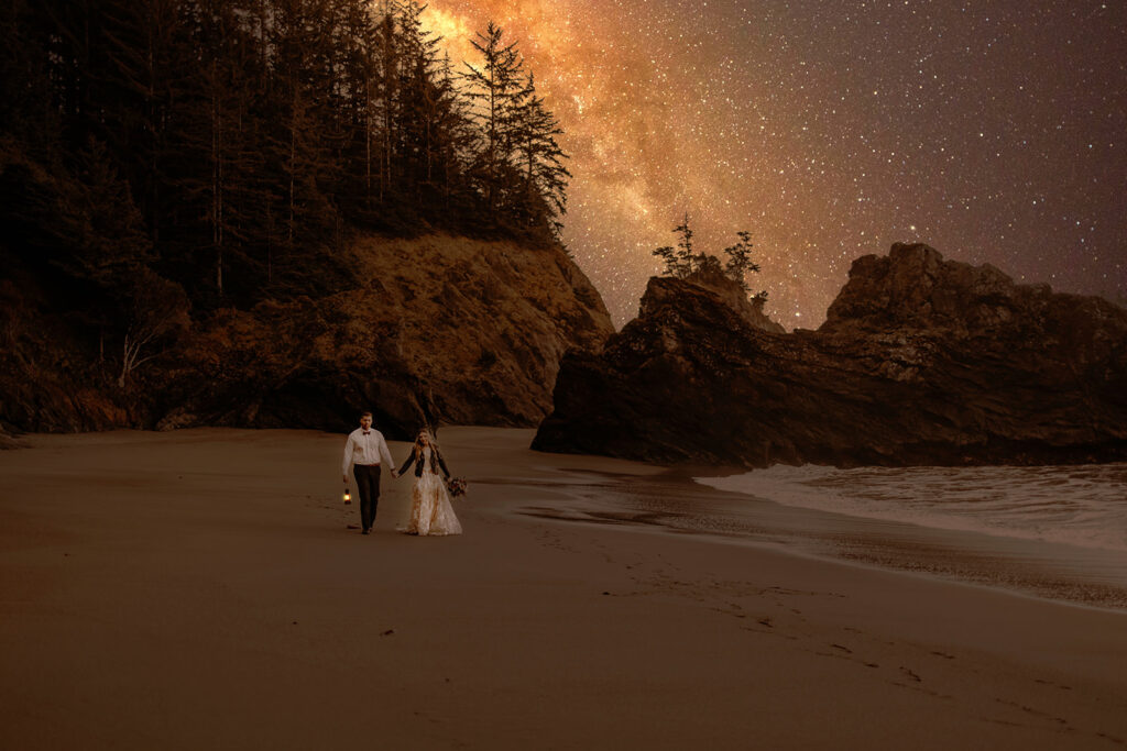 Eloping in Oregon: a couple hiking along coastal cliffs.